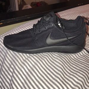 Nike Youth Black Roshe's